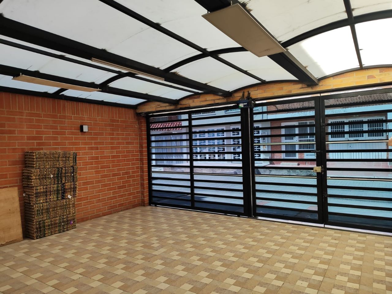 Foto de Casa de 3 Pisos en San Cristóbal – Garaje para 3 Vehículos y Terraza BBQ