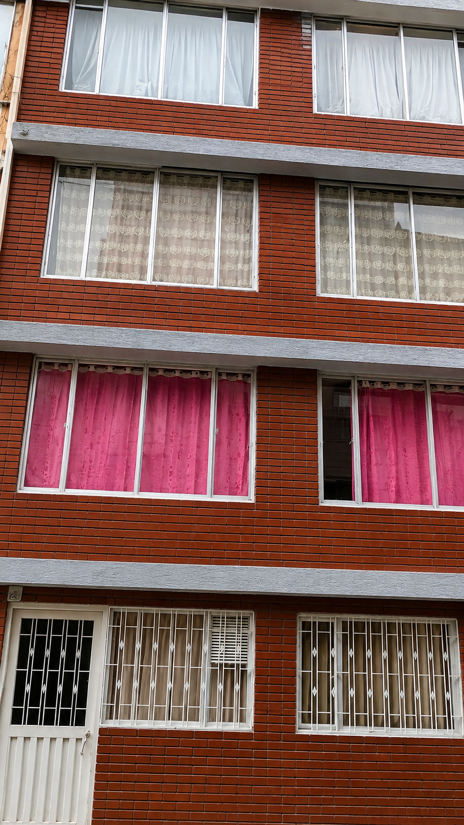 Foto de Casa Rentable de 5 Pisos en Bachué – 3 Apartamentos y Apartaestudios