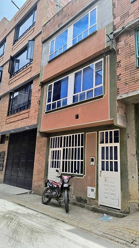 Foto de Casa Rentable de 3 Pisos con Apartamentos Independientes