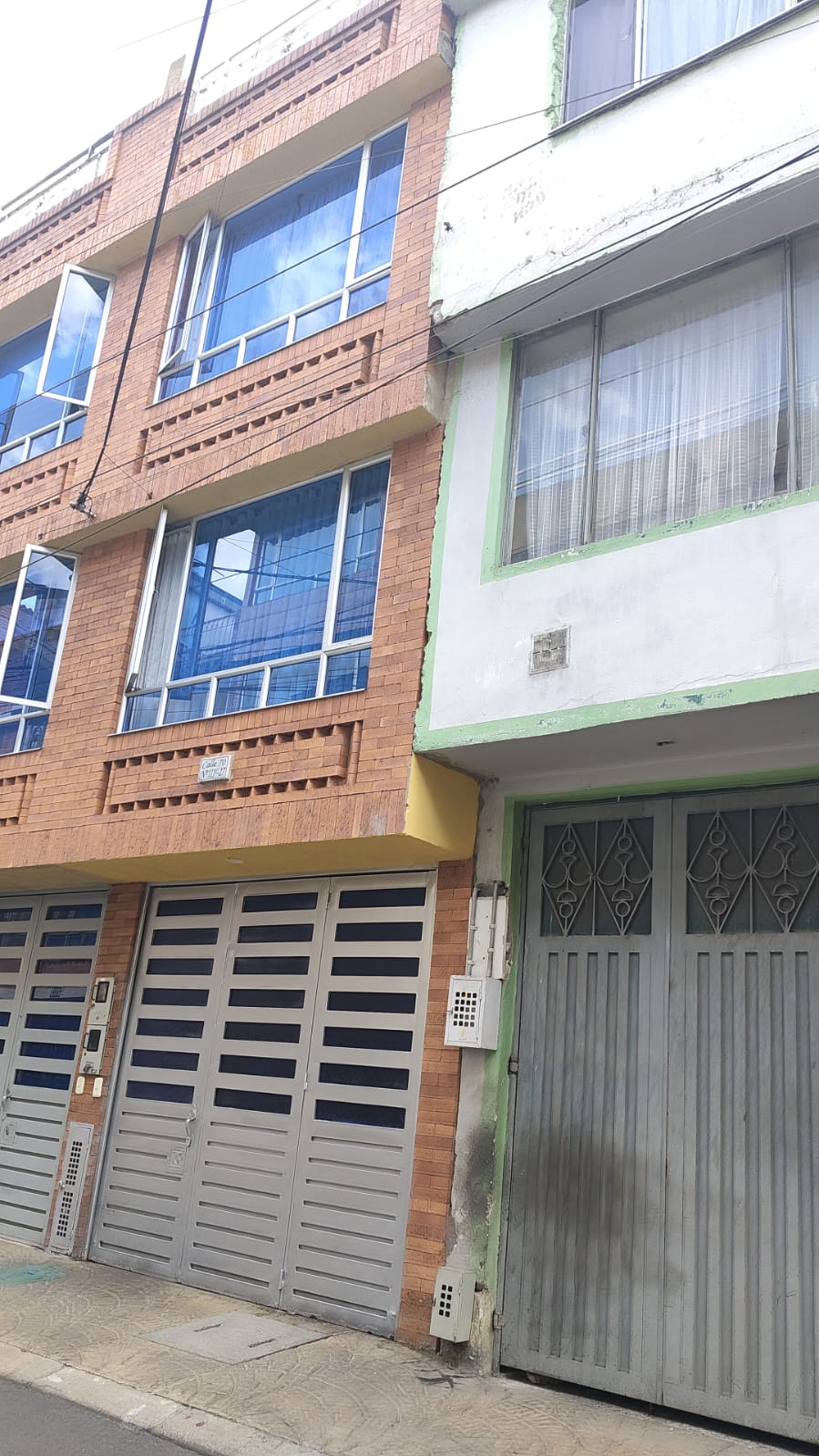 Foto de Casa en Venta – 4 Pisos, 4 Habitaciones, Garaje y Terraza – Marandú