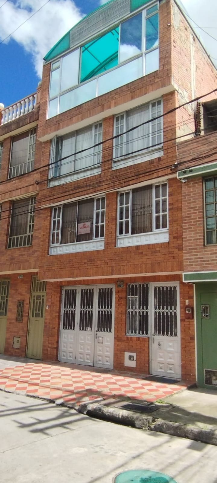 Thumbnail 2 de Casa Rentable de 4 Niveles en Álamos Norte – 3 Apartamentos, Apartaestudio y Garaje