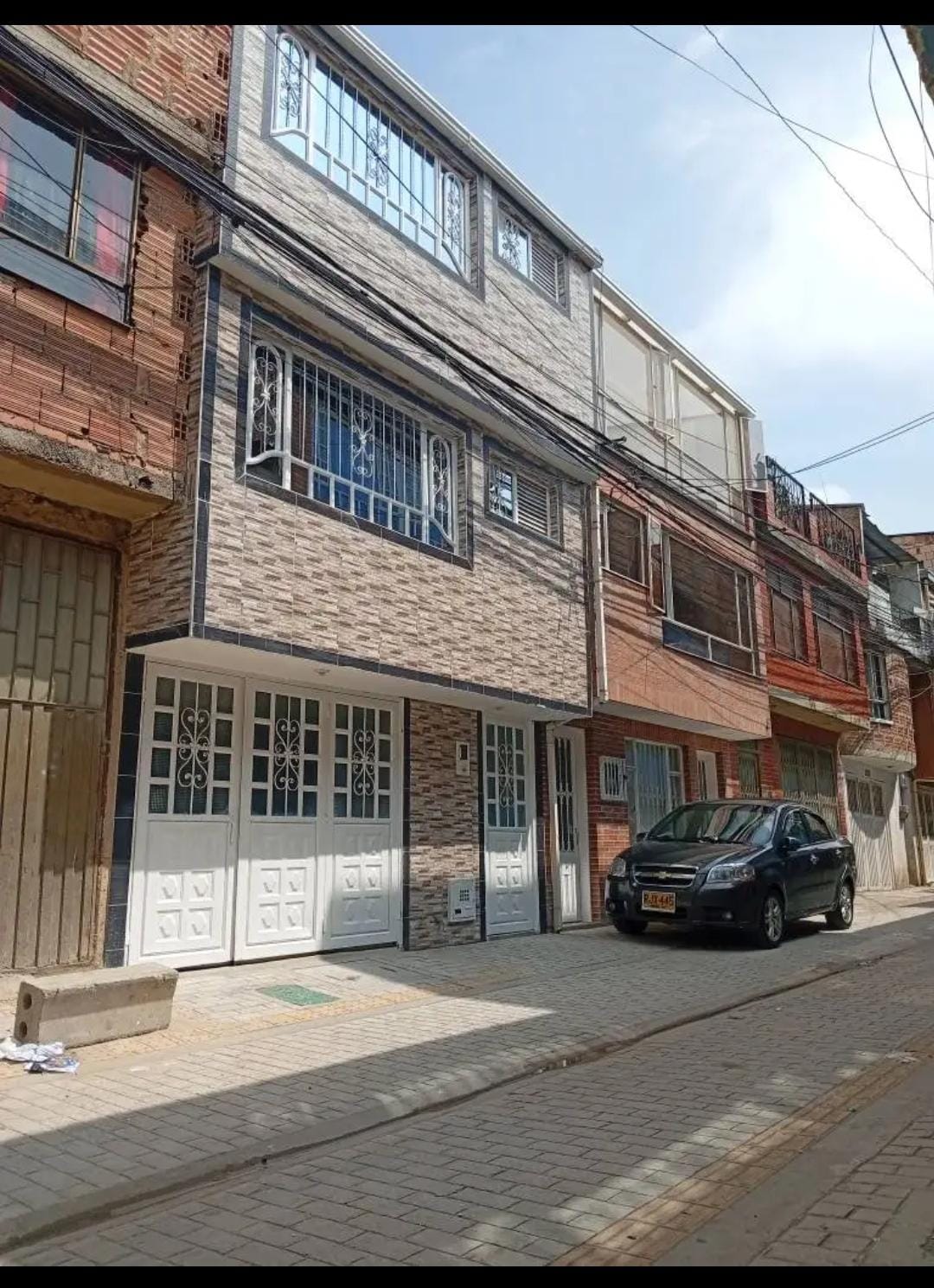 Foto de Casa Rentable en Santa Rita Suba – 3 Apartamentos, 2 Apartaestudios y Garaje