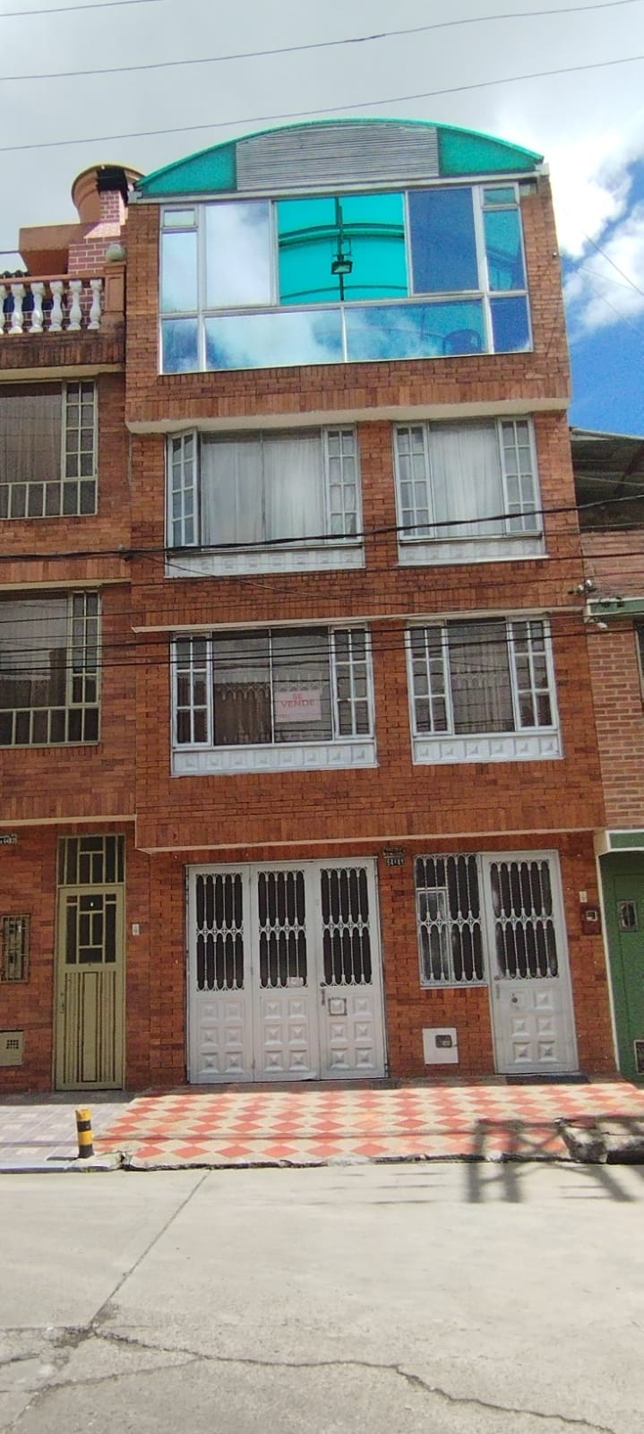 Foto de Casa Rentable de 4 Niveles en Álamos Norte – 3 Apartamentos, Apartaestudio y Garaje