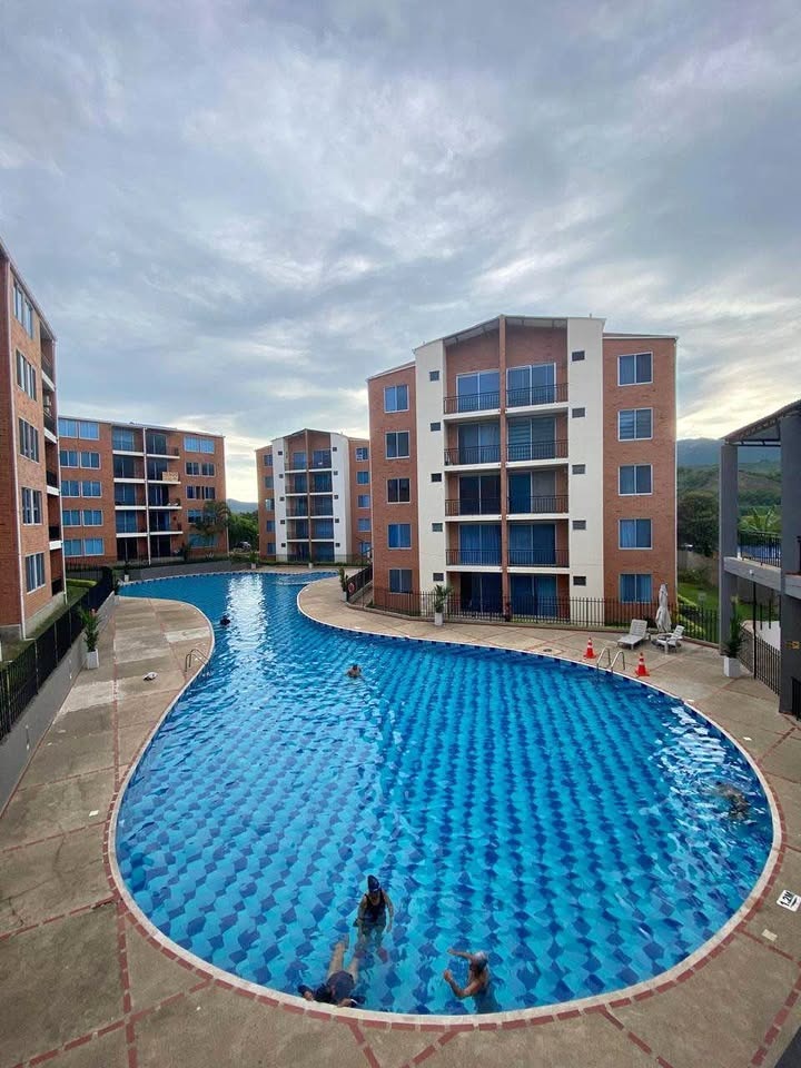 Foto de Apartamento en Primer Piso – 72 m², Frente a la Piscina y Parqueadero Privado