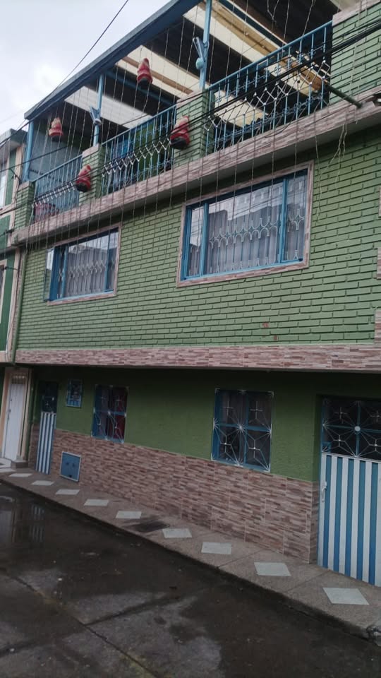 Foto de Casa Rentable de 3 Pisos en Rincón de Suba – 3 Apartamentos y Terraza