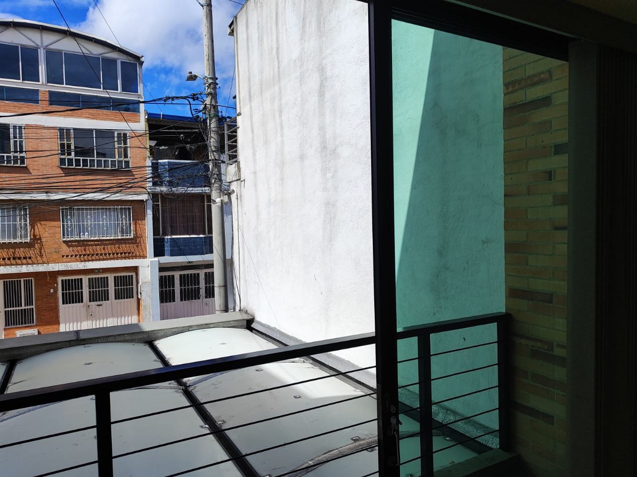 Thumbnail 2 de Casa de 3 Pisos en San Cristóbal – Garaje para 3 Vehículos y Terraza BBQ
