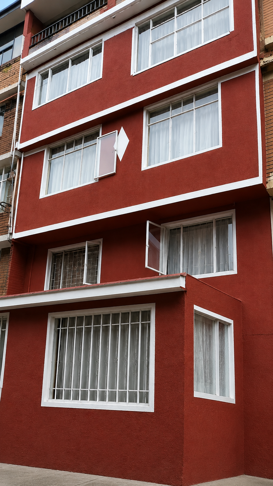 Foto de Casa Rentable de 5 Pisos en Bachué – 3 Apartamentos y Terraza Cubierta