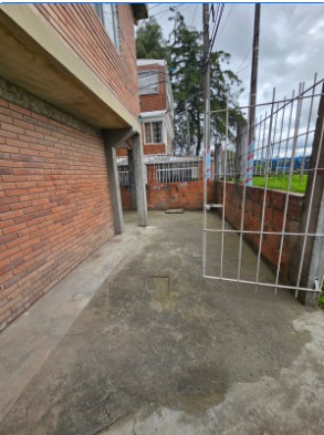 Foto de Casa Amplia de 4 Pisos en Quiriguá, Engativá – Ideal para Vivienda o Inversión