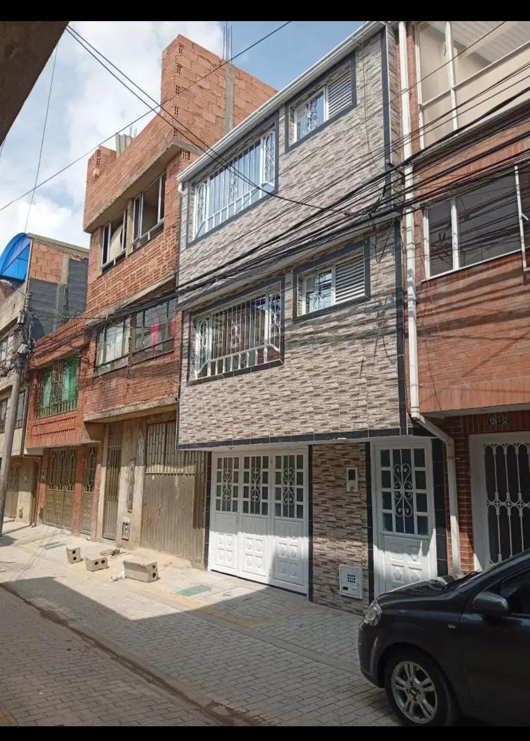 Thumbnail 2 de Casa Rentable en Santa Rita Suba – 3 Apartamentos, 2 Apartaestudios y Garaje