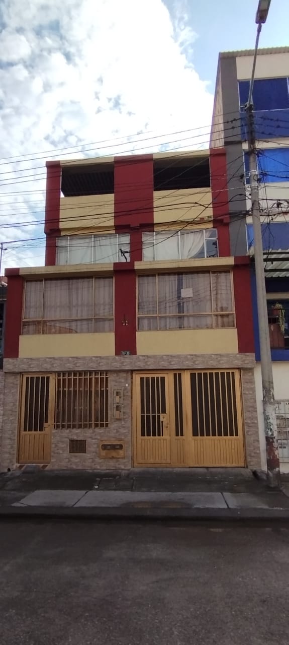 Foto de Casa Rentable de 4 Niveles en Kennedy Central – 3 Apartamentos, Garaje y Terraza