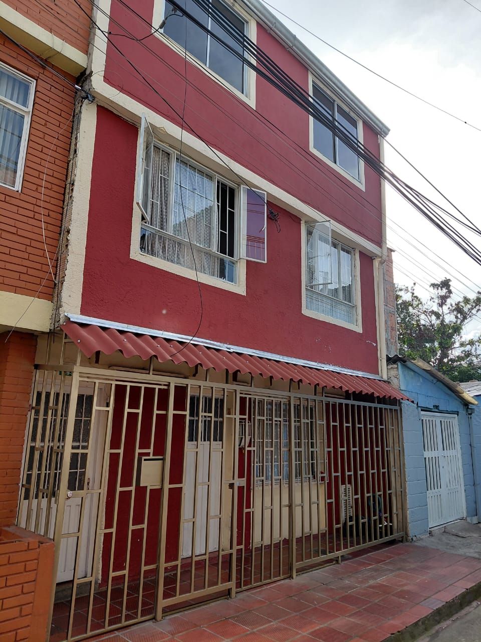 Foto de Casa Rentable de 3 Pisos en Garcés Navas – 4 Unidades Independientes