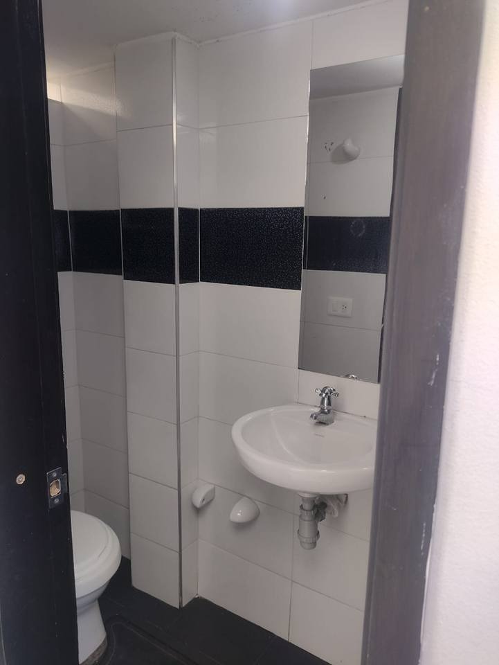 Thumbnail 3 de Casa Rentable de 3 Pisos con Apartamentos Independientes