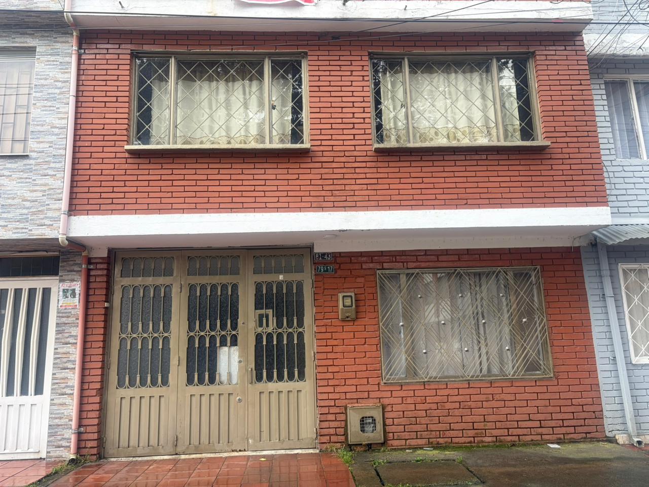 Foto de Casa de 3 Niveles en La Española – Garaje, Terraza y Amplios Espacios
