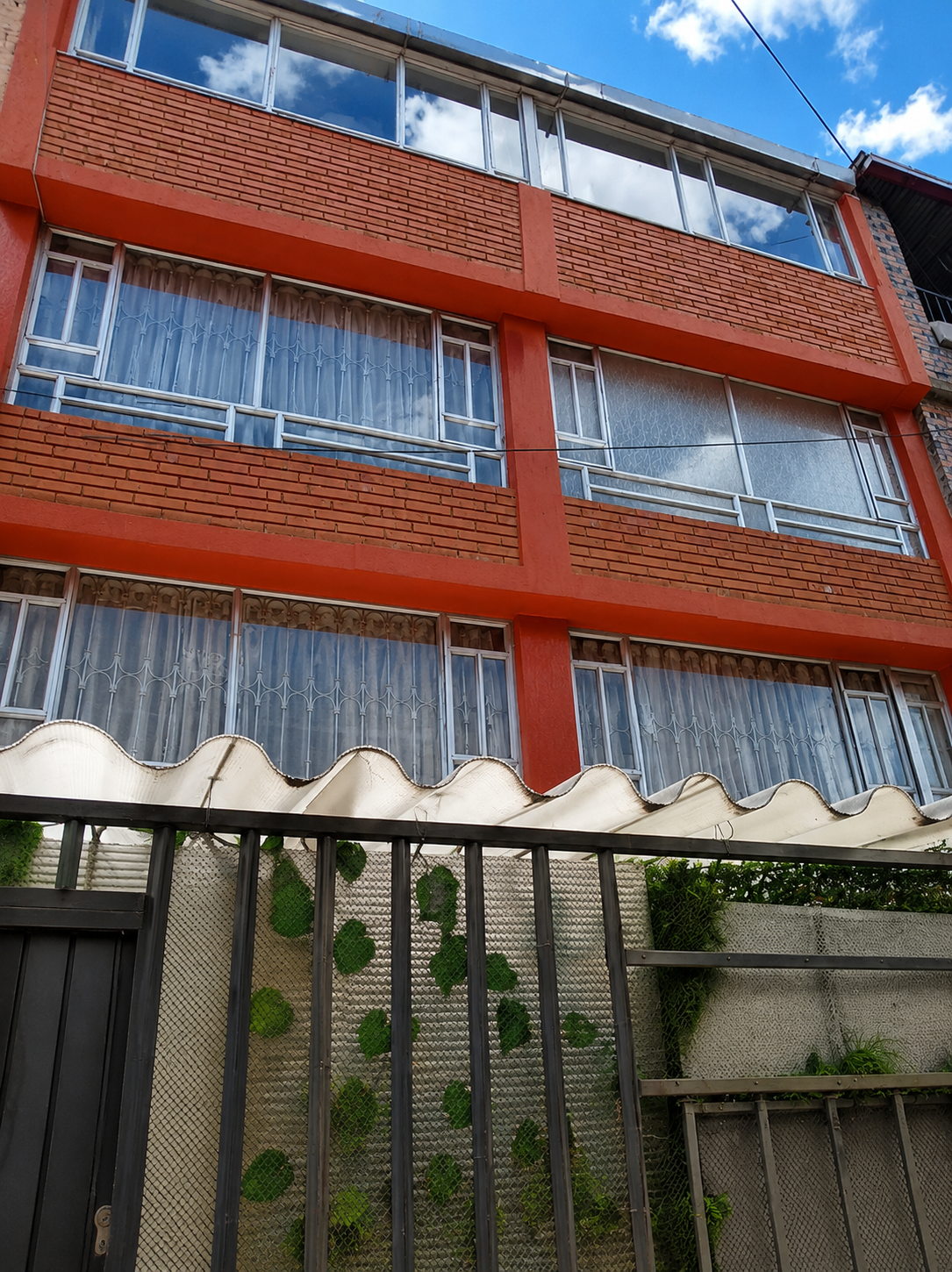 Thumbnail 3 de Casa Rentable de 4 Niveles en Quirigua – 2 Apartamentos, Terraza y Excelente Inversión