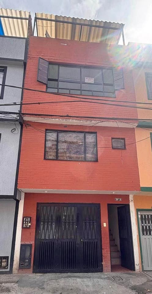 Foto de Casa de 3 Pisos con Local y Terraza – Ideal para Renta