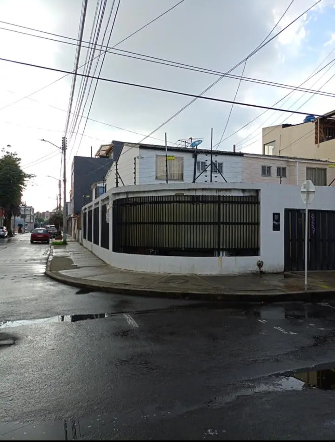Foto de Casa Rentable en Barrio Bolivia – 2 Pisos, Garaje Doble y Amplios Espacios