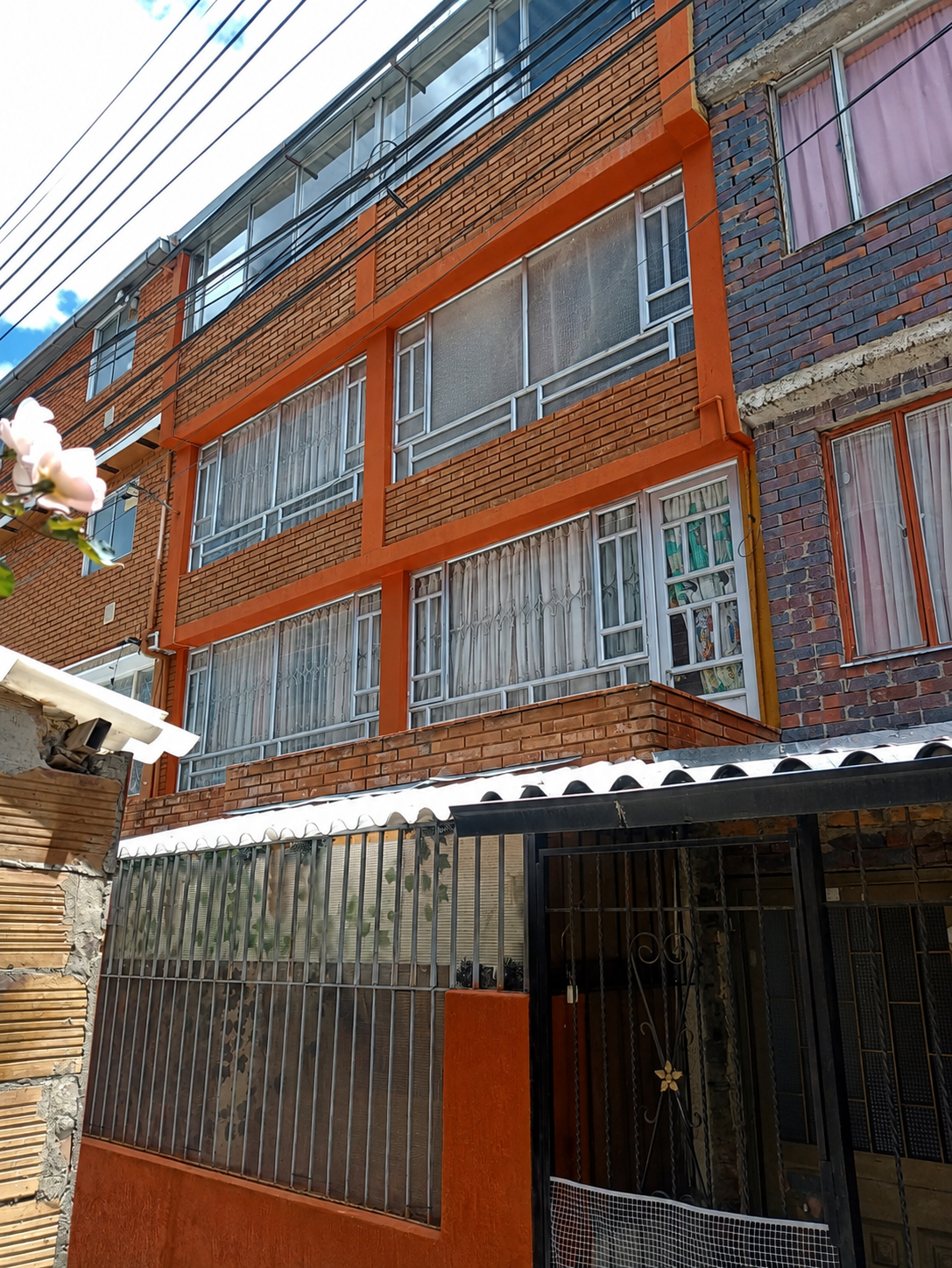 Foto de Casa Rentable de 4 Niveles en Quirigua – 2 Apartamentos, Terraza y Excelente Inversión