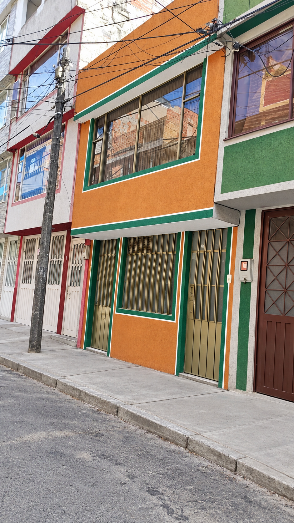 Foto de Casa Rentable en Marandú – 3 Pisos, 2 Apartamentos y Terraza