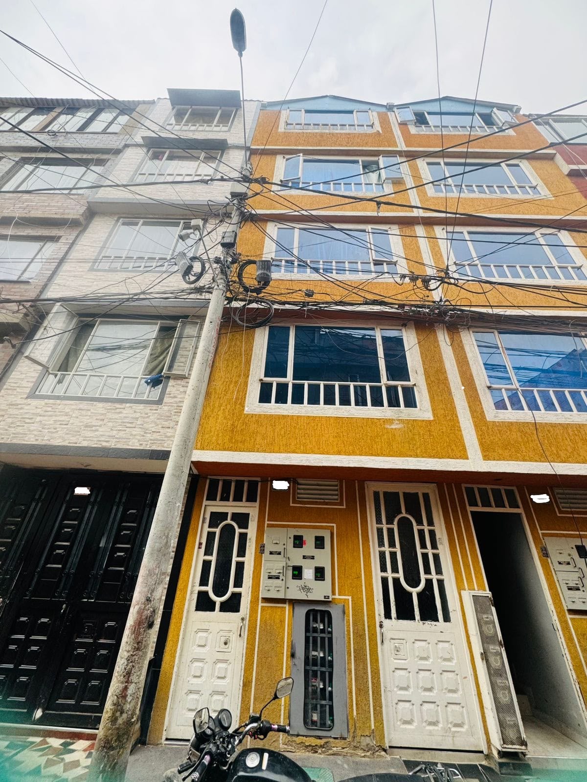 Foto de Casa Rentable de 5 Pisos en Bilbao – 4 Apartamentos y Apartaestudio