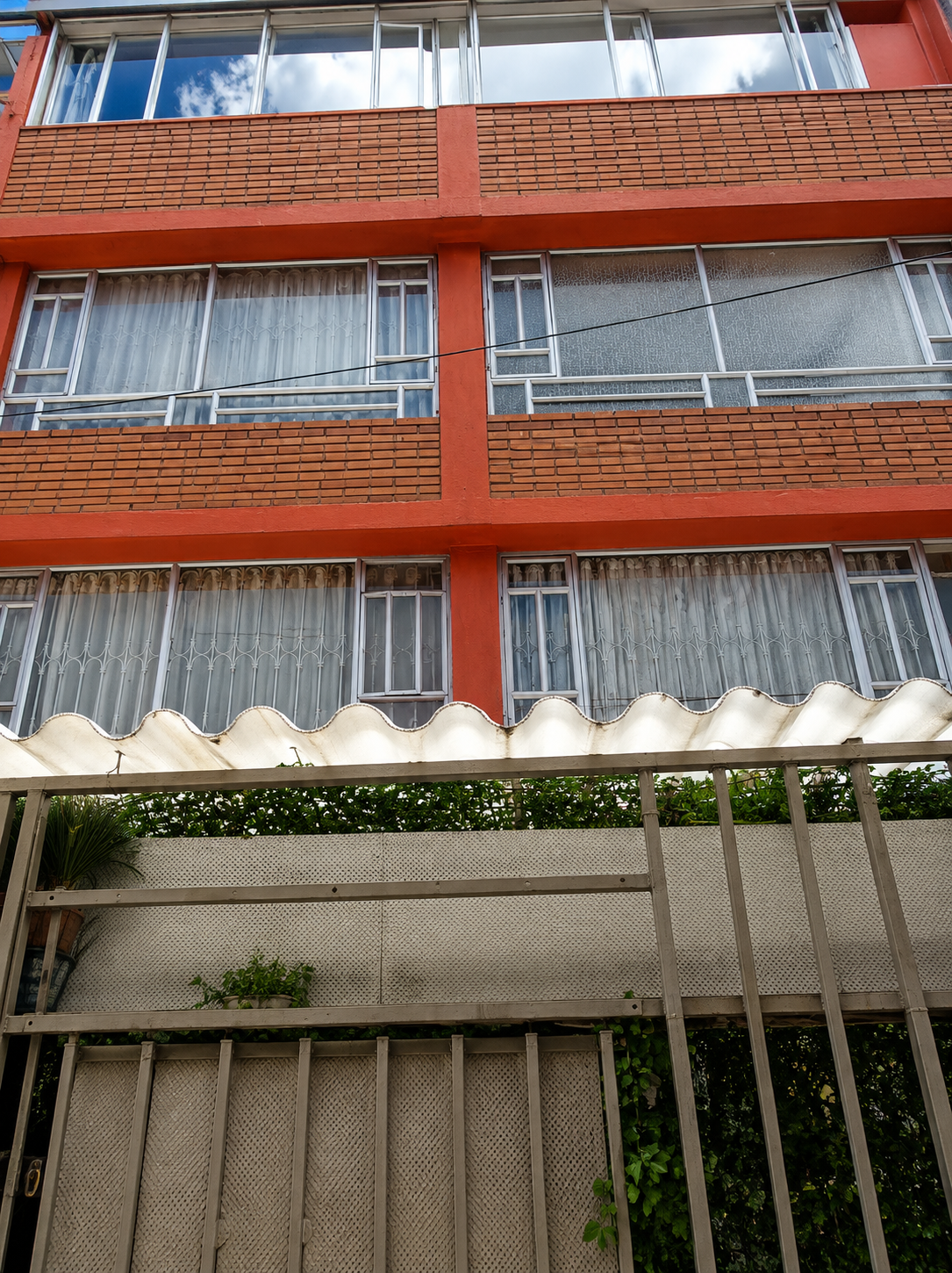 Thumbnail 2 de Casa Rentable de 4 Niveles en Quirigua – 2 Apartamentos, Terraza y Excelente Inversión