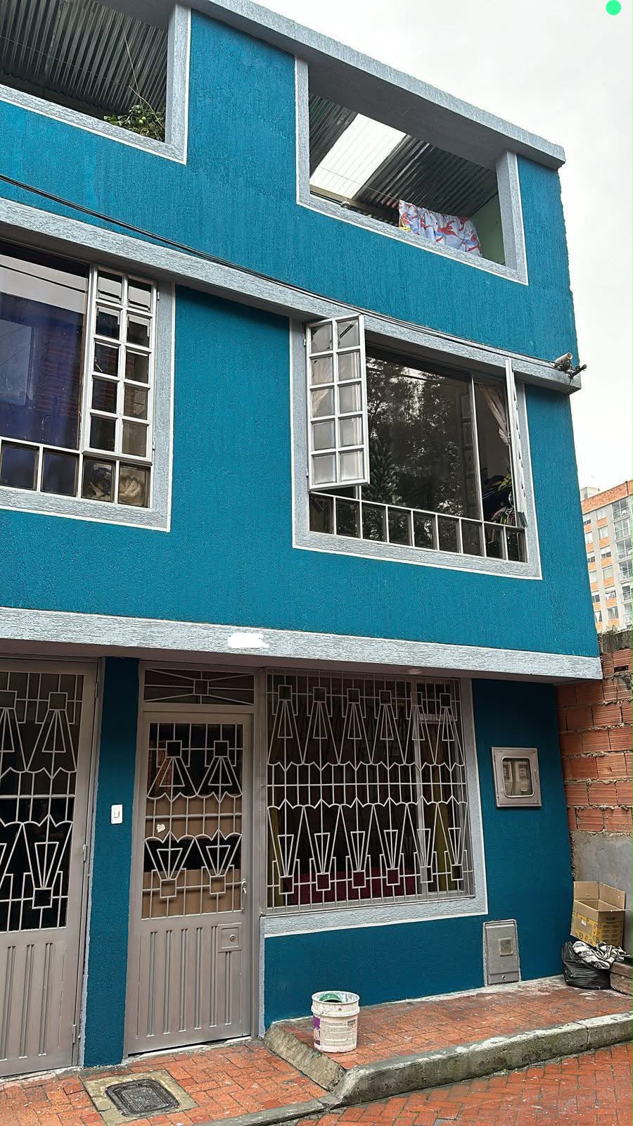 Foto de Casa Esquinera Rentable de 3 Pisos en Suba – 3 Apartamentos y Garaje