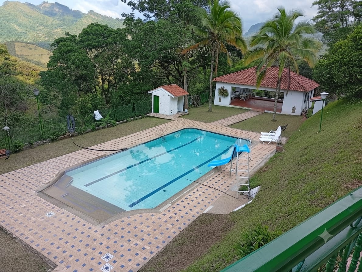 Foto de Finca en Sasaima – 47.700 m², 5 Viviendas, Piscina y Salón de Eventos
